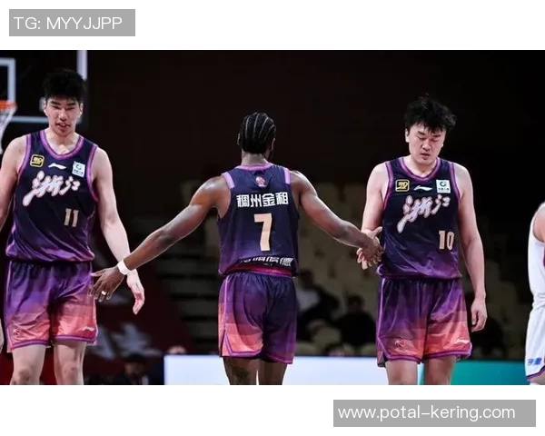 2015年CBA季后赛新疆队对阵广厦队精彩回顾与赛场瞬间分析